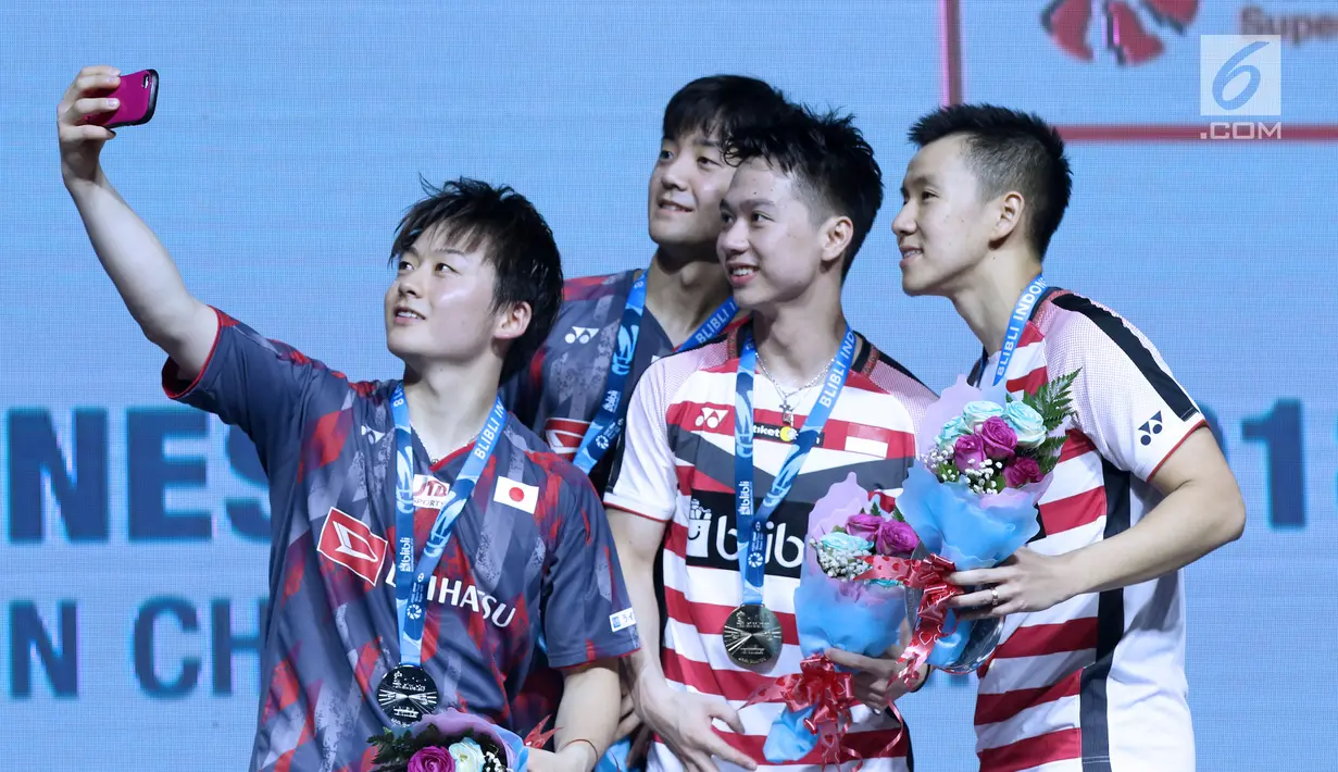 Ganda putra Indonesia, Kevin Sanjaya Sukomuljo/Marcus F Gideon Takuto Inoue/Yuki Kaneko (Jepang) berswafoto bersama usai Final Indonesia Open 2018, Istora GBK, Jakarta, Minggu (8/7). Kevin/Marcus unggul 21-13, 21-16. (Liputan6.com/Helmi Fithriansyah)