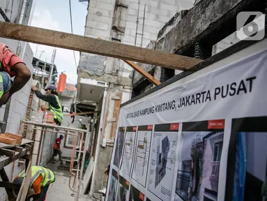 Pekerja menyelesaikan pengerjaan revitalisasi Kampung Kwitang, Jakarta, Kamis (7/4/2021). Sebanyak 27 rumah yang terbakar di Jl Kembang V, Kwitang, Jakarta Pusat, pada Sabtu (13/3) lalu. dan ditarget kan sebelum lebaran 2021. (Liputan6.com/Faizal Fanani)