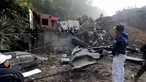 Warga melihat rumah rusak akibat tanah longsor di Santa Catarina Pinula, Guatemala (2/10/2015). Menurut media lokal, enam mayat ditemukan dari lumpur, dan sekitar 40 rumah hancur, setelah tanah longsor yang disebabkan hujan lebat. (REUTERS/Josue Decavele)