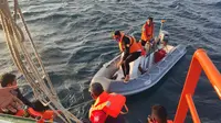 Foto: Tim SAR saat mengevakuasi jenazah korban tenggelam kapal nelayan (Liputan6.com/Ola Keda)