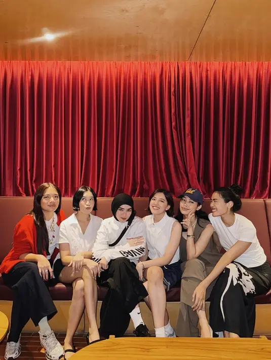 Ify Alyssa, Sivia Azizah, Alika Islamadina, Kalya Islamadina, Abigail Cantika hingga Radhini terlihat menikmati waktu bersama usai penjualan preloved berakhir. Dalam keterangan unggahannya, Ify Alyssa ungkap terima kasih karena teman-temannya ikut dalam kegiatan ‘Menata Lemari’ ini. Tak hanya di atas panggung, kebersamaan juga bisa terjalin hangat di berbagai kegiatan inspiratif seperti ini. (Liputan6.com/IG/@ifyalyssa)