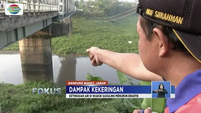 Warga Bandung Barat manfaatkan danau yang mengering akibat kekeringan untuk bercocok tanam.