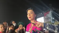 Anggota KPU DKI Jakarta Astri Megatari di acara Peluncuran Tahapan Pilgub Jakarta 2024 di Sisi Selatan Monas, Jakarta Pusat, Sabtu malam (25/5/2024). (Liputan6.com/Winda Nelfira)