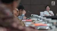 Menko PMK, Puan Maharani memimpin Rapat Tingkat Menteri (RTM) di Kantor Kemenko PMK, Jakarta, Rabu (1/11). Rapat membahas implementasi Peraturan Presiden (Perpres) 95/2017 tentang Peningkatan Prestasi Olah Raga Nasional. (Liputan6.com/Faizal Fanani)