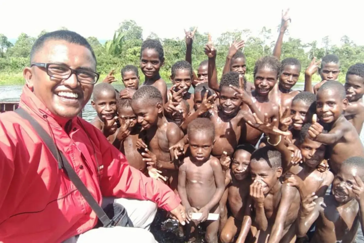 Dari diterpa rasa rindu terhadap orang terkasih, hingga diserang malaria belasan kali, tak bikin Fajri Nurjamil (33) berhenti mengabdi sebagai dokter di pedalaman Papua (Liputan6.com/Ist)