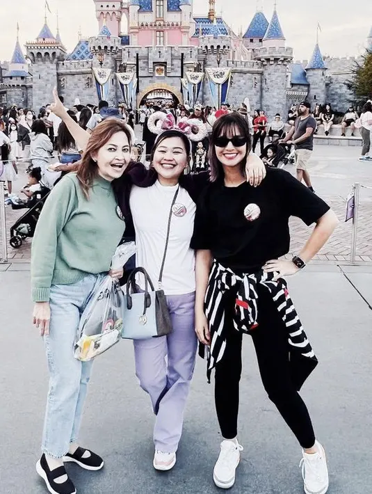 <p>Setelah bebas dari rehabilitasi, Nia langsung pergi liburan ke Amerika. Berfoto di Disney Land, ia tampil kasual serba hitam dari tshirt hingga celannya. Ia pun mengikat jaket bergaris di pinggangnya.&nbsp;&nbsp;@ramadhaniabakrie</p>