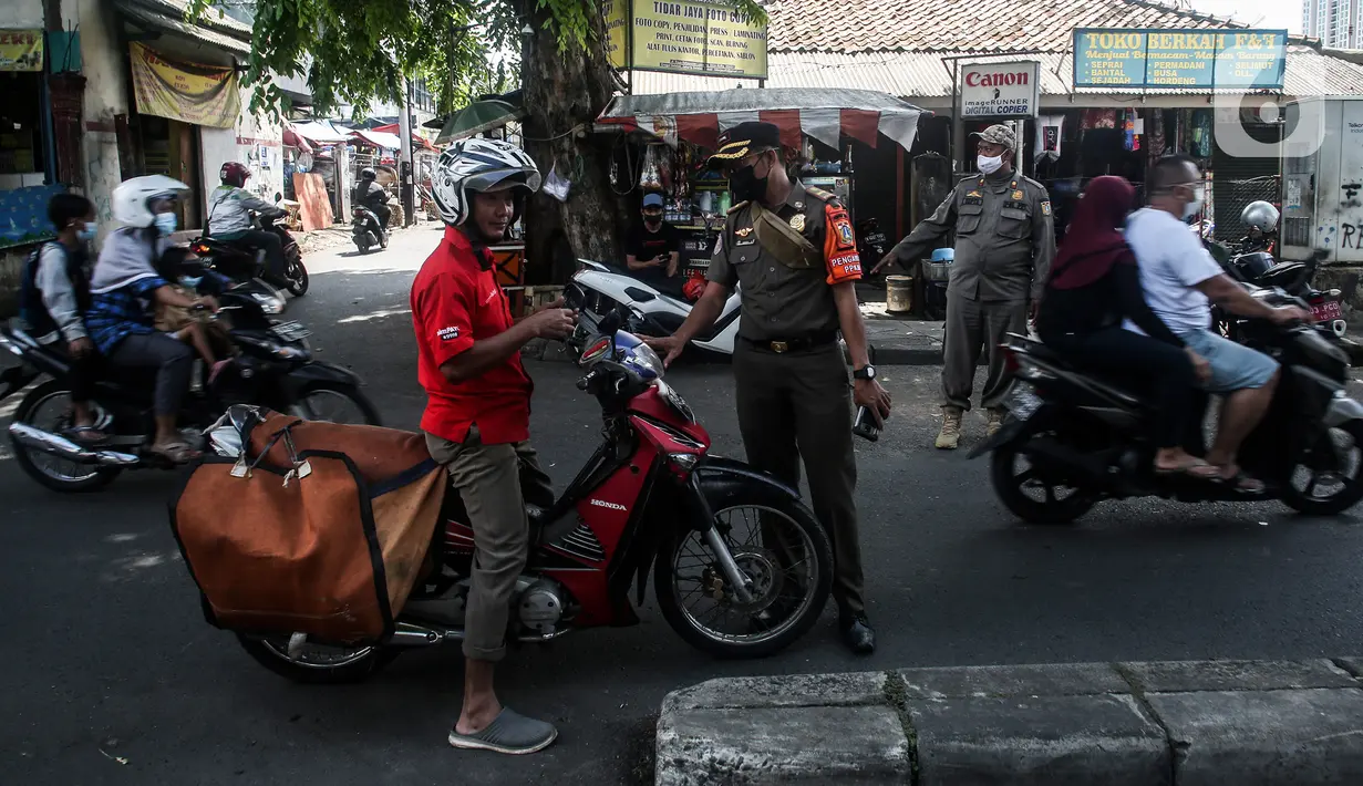 Petugas menghentikan pengendara motor saat Razia Protokol Kesehatan di kawasan Kebayoran Lama, Jakarta, Selasa (19/10/2021). Razia PPKM Level 3 kerap dilakukan demi memutus rantai penyebaran covid 19, dengan sanksi denda Rp 100.000 dan sanksi sosial seperti menyapu jalan. (Liputan6.com/Johan Tallo)