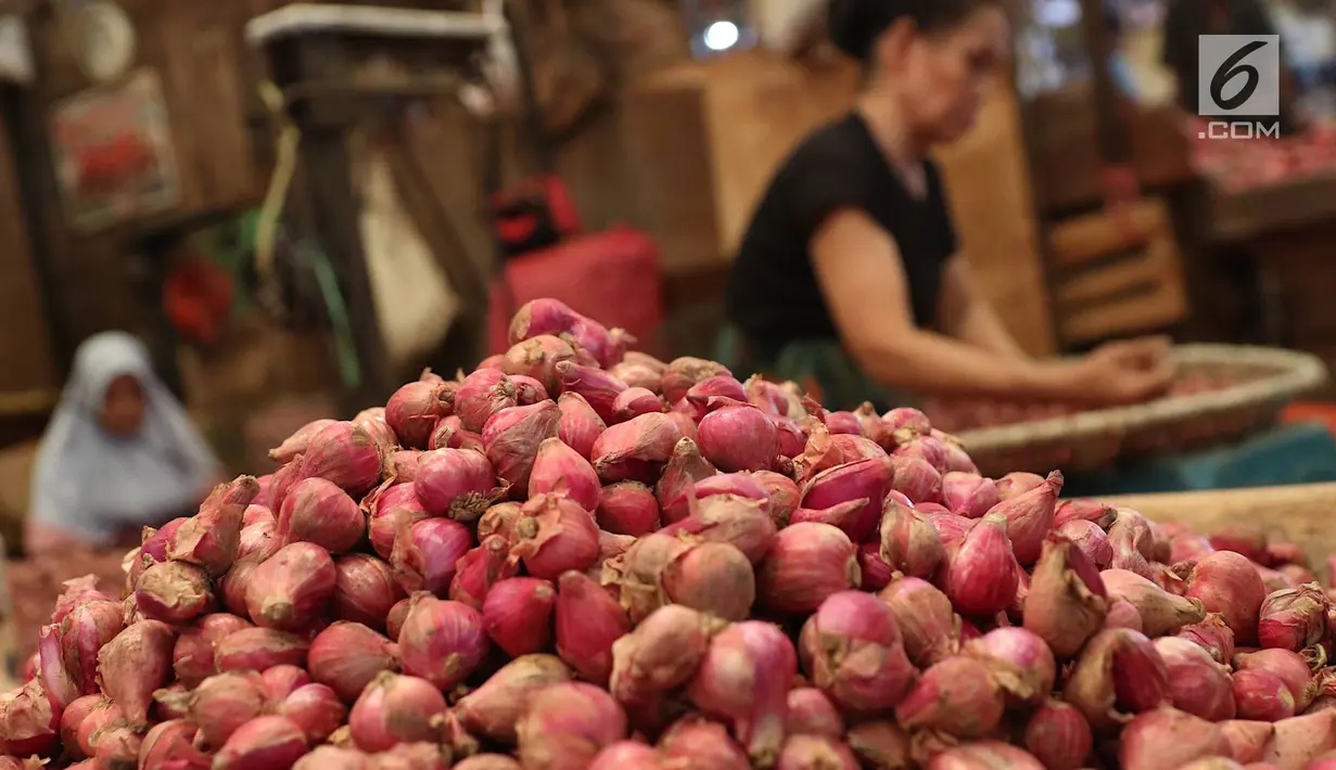 Pedagang menjajakan bawang merah di Pasar Induk Kramat Jati, Jakarta, Selasa (2/4/2019). Sejumlah pedagang di Pasar Induk Kramat Jati mengaku harga bawang merah dan bawang putih relatif stabil, meskipun terjadi kenaikan harga di beberapa daerah. (Liputan6.com/Immanuel Antonius)