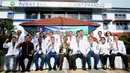 Pasangan Cagub Cawagub DKI Jakarta 2017 Agus Harimurti Yudhoyono dan Sylviana Murni foto berama dengan tim dokter saat akan menjalani tes kesehatan di RSAL Dr. Mintoharjo, Jakarta, Sabtu (24/9). (Liputan6.com/Gempur M Surya). 