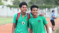 Si kembar di Timnas Indonesia U-16,  Amiruddin Bagas Kaffa (kiri) dan Amiruddin Bagus Kahfi. (Bola.com/Aditya Wany)