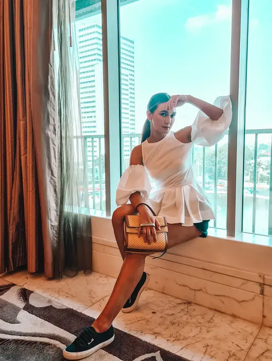 Akhirnya Luna bertekad untuk menjalani kehidupannya saat itu. Dengan berbagai cara, ia berusaha untuk bertahan. Seperti kabur dan menenangkan diri di suatu tempat. (Instagram/lunamaya)