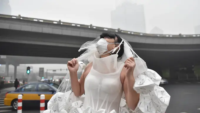 Gadis Ini Angkat Bicara Lewat 'Gaun Pengantin Masker'