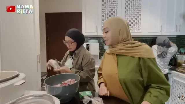 Potret Dapur Rumah Rieta Amilia, Tampil Elegan dengan Konsep Clean dan Fungsional