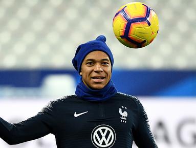 Striker Prancis, Kylian Mbappe, mengontrol bola saat mengikuti sesi latihan di Stade De France, Paris, Minggu (19/11/2018). Prancis akan mejalani laga persahabatan melawan Uruguay. (AFP/Franck Fife)