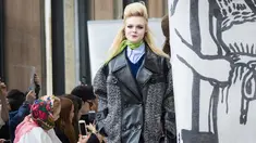Aktris Elle Fanning memperagakan busana karya Miu Miu pada pagelaran Paris Fashion Week Fall-Winter 2018, Selasa (6/3). Adik dari Dakota Fanning ini memakai coat abu-abu berbahan kulit dengan cutting besar. (Vianney Le Caer/Invision/AP)