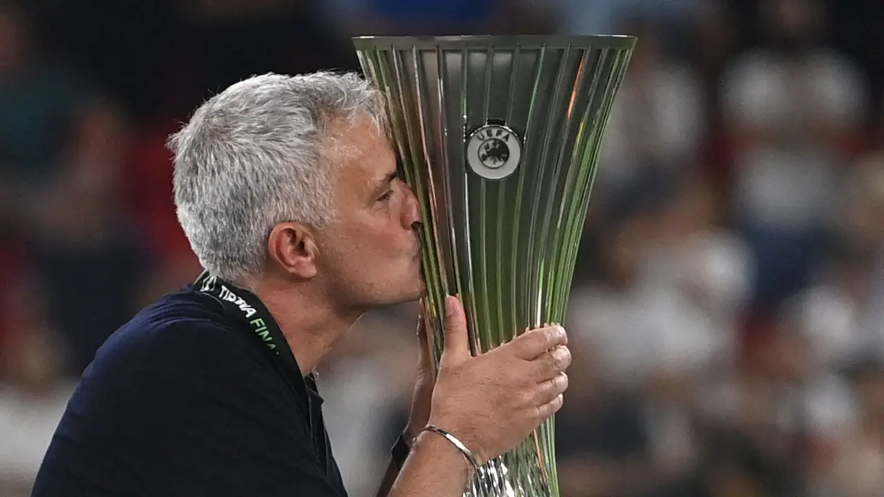Foto: Luapan Emosi Kebahagiaan Jose Mourinho Saat Juarai UEFA Conference League Bersama AS Roma Sekaligus Gelar Juara Eropa-nya yang Kelima
