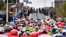 Deretan pebalap sedang beraksi dalam lomba balap sepeda 'Dwars Door Vlaanderen' berjarak 199,7 km dari Roeselare menuju Waregem, Belgia, (23/3/2016). (AFP/Belga/Tim De Waele/Belgium OUT)