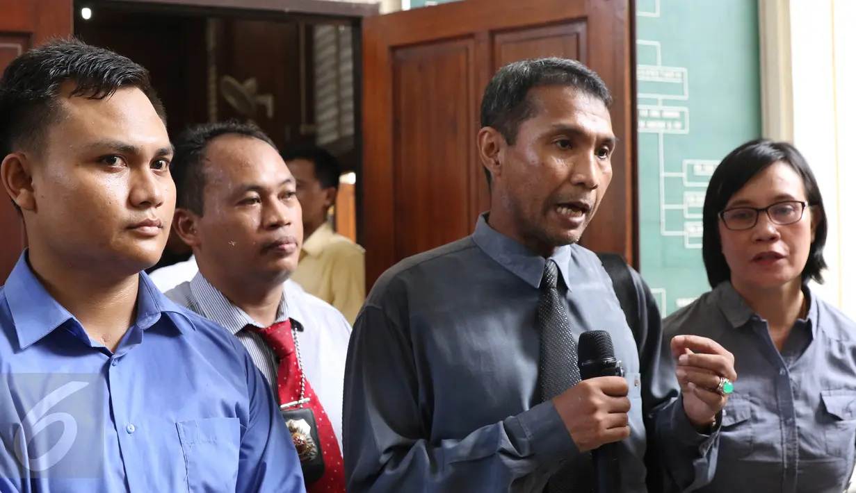Kuasa hukum Polsek  Kelapa Gading memberikan keterangan pers usai mengikuti Sidang Praperadilan Saipul Jamil di PN Jakarta Utara, Kamis (10/3/). Sidang Praperadilan ditujukan guna membuktikan kebenaran status tersangka SJ. (Liputan6.com/Herman Zakharia)