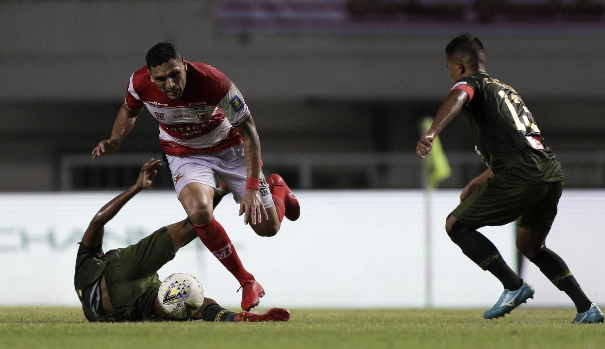 Bek Madura United, Jaimerson Silva, berusaha melewati pemain Tira Persikabo laga Shopee Liga 1 di Stadion Pakansari, Bogor (12/7). Tira bermain imbang 2-2 atas Madura. (Bola.com/Yoppy Renato)