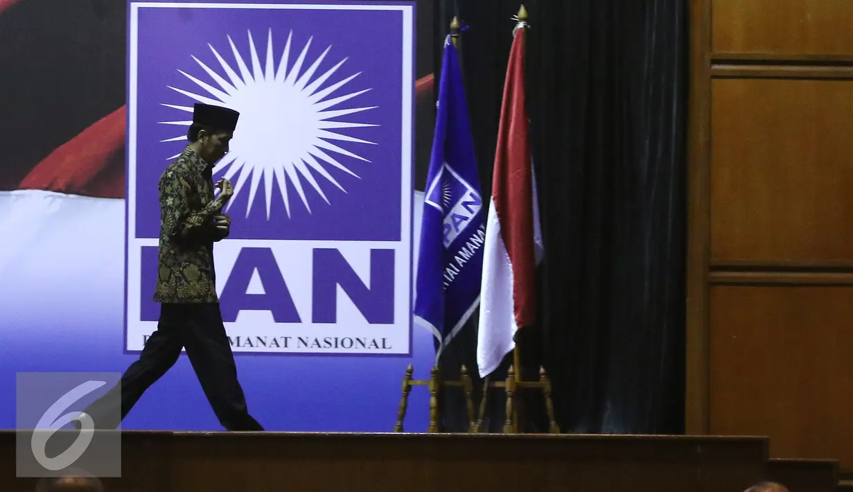 Presiden Joko Widodo usai berpidato di acara Rapimnas PAN di Jakarta, Minggu (13/11). Rapimnas tersebut beragendakan persiapan menghadapi Pilkada serentak 2017 dan perkembangan situasi politik di Indonesia. (Liputan6.com/Herman Zakharia)