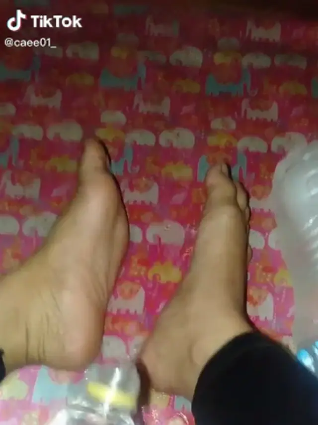 Viral Wanita Punya Kebiasaan Basahi Kaki dan Celana Sebelum Tidur, Warganet: Turunan Mermaid
