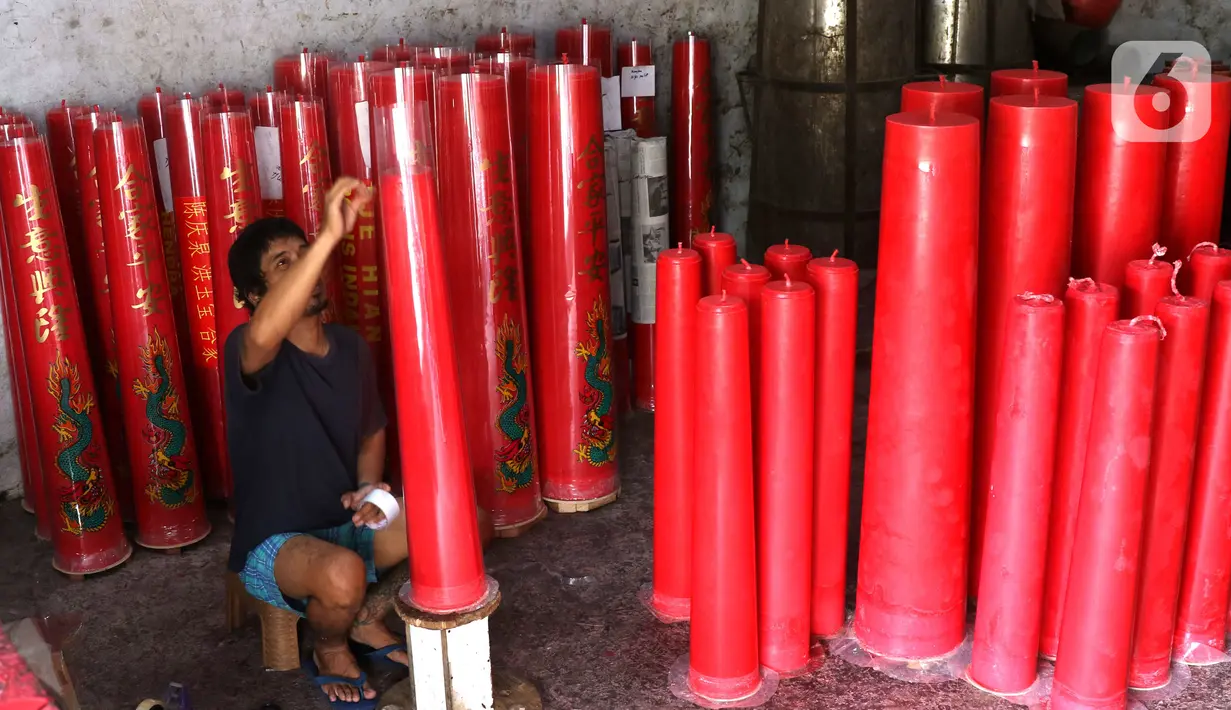 Pekerja menyelesaikan pembuatan lilin di Karawaci, Kota Tangerang, Banten, Jumat (28/1/2022). Jelang Hari Raya Imlek, produksi lilin yang dijual dari harga Rp14 ribu hingga Rp20 juta tersebut meningkat hingga lima kali lipat dibanding hari biasanya. (Liputan6.com/Angga Yuniar)