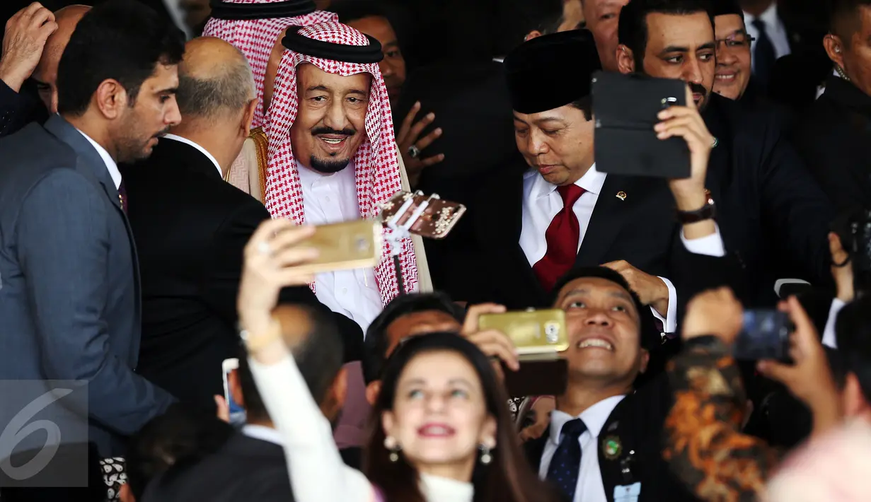 Ekspresi Raja Arab Saudi, Salman bin Abdulaziz Al-Saud saat mengunjungi Kompleks Parlemen MPR/DPR RI, Jakarta, Kamis (2/3). Raja Salman juga melakukan pertemuan dengan tokoh agama di Istana Merdeka, Jakarta. (Liputan6.com/Johan Tallo)