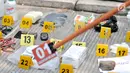 Proses identifikasi barang bukti yang ditemukan di rumah terduga teroris di Jalan Belibis V, Semper Barat, Cilincing, Jakarta, Senin (23/9/2019). Kelompok teroris yang ditangkap pagi tadi itu juga menyasar polisi sebagai targetnya. (merdeka.com/Iqbal Nugroho)