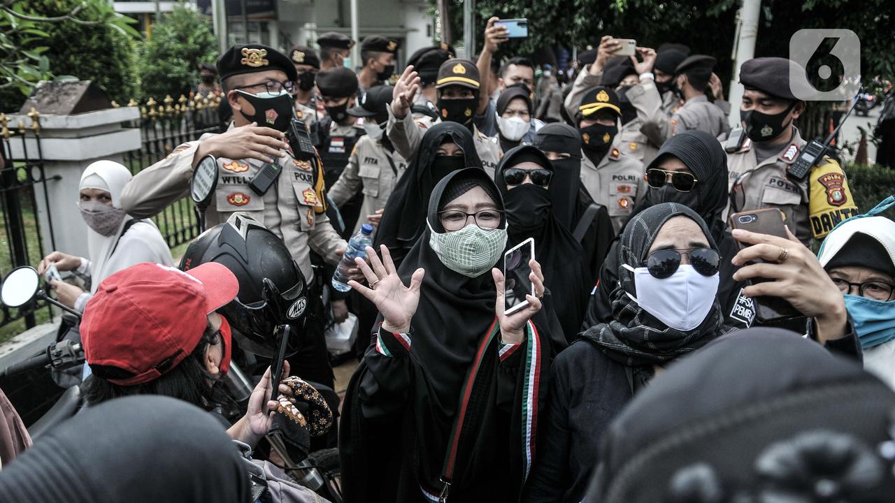 FOTO: Sidang Perdana Rizieq Shihab, Massa Pendukung Geruduk PN Jakarta Timur