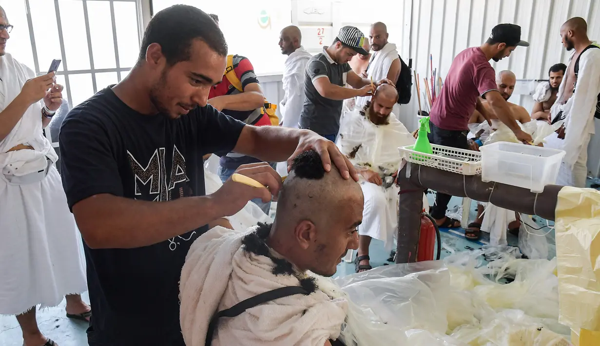 Jemaah haji mencukur rambut kepala atau tahalul usai melaksanakan lempar jumrah, Mina, Arab Saudi, Minggu (11/8/2019). Tahalul termasuk ke dalam serangkaian ibadah haji. (FETHI BELAID/AFP)