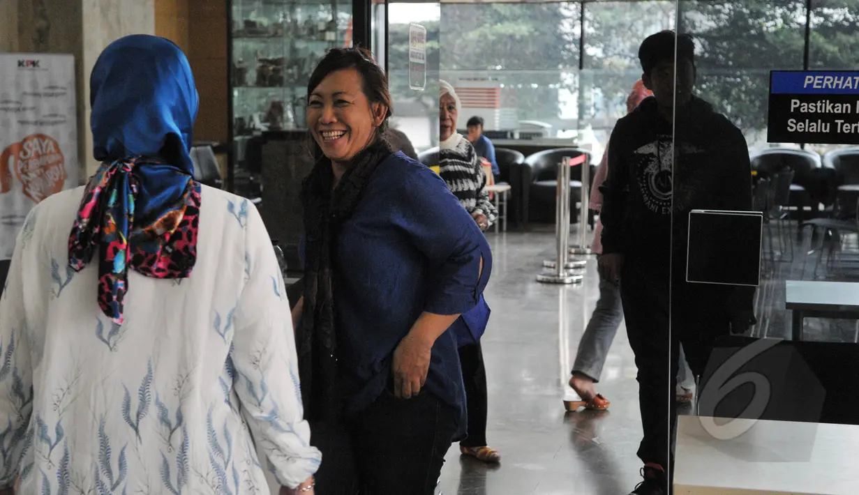 Libur Kenaikan Isa Almasih digunakan oleh para keluarga tahanan KPK untuk menjenguk keluarga mereka yang ditahan KPK, Jakarta, Kamis (14/5/2015). (Liputan6.com/Herman Zakharia)