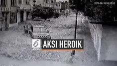 Dua bocah hanyut terseret arus banjir yang terjadi di Kota Ganzhou, China. Beruntung, ada pria yang mempertaruhkan nyawanya demi menyelamatkan mereka. Keduanya pun selamat berkat pria tersebut.