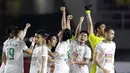 Selebrasi pemain PS Sleman usai mengalahkan PSM Makassar pada laga perebutan juara tiga Piala Menpora 2021 di Stadion Manahan, Solo, Sabtu (24/4/2021). (Bola.com/M Iqbal Ichsan)