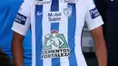 Keisuke Honda saat berseragam klub barunya Pachuca  saat perkenalan dirinya di Football University, Pachuca, Meksiko, (18/7). Selama bersama AC Milan, Honda mencetak 11 gol dan 14 assist dalam 92 laga. (AFP Photo/Victor Cruz)