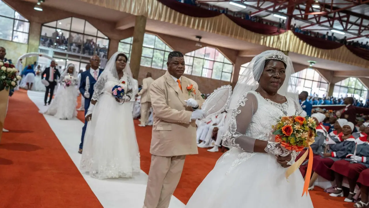 Pengantin pria dan wanita di  International Pentecostal Holiness Church di Zuurbekom, selatan Johannesburg, Afrika Selatan pada Minggu (9/4/2023). (Foto: AFP)