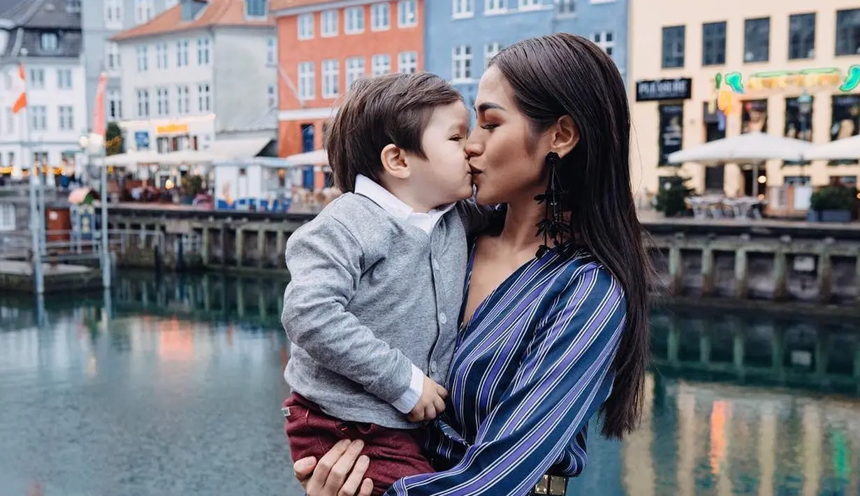 Walaupun menjadi seorang single parent, akan tetapi Jedar tetap memberikan yang terbaik untuk sang buah hati. (Foto: instagram.com/inijedar)