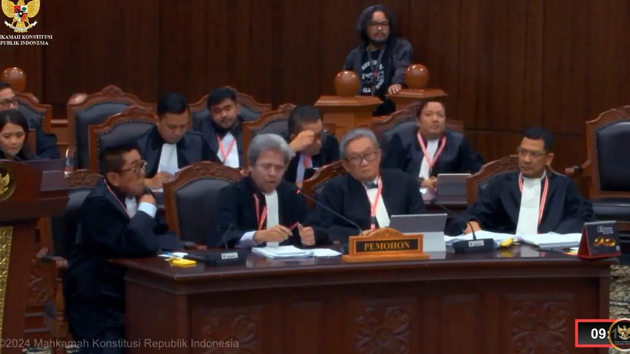 Tim Hukum Ganjar-Mahfud dalam sidang sengketa Pilpres 2024 di Ruang Sidang Utama Gedung MK, Jakarta, Kamis (4/4/2024)