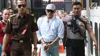 Aktor Tio Pakusadewo saat akan menjalani sidang lanjutan kasus penyalahgunaan narkoba di PN Jakarta Selatan, Kamis (19/7). Sidang yang seharusnya beragendakan putusan tersebut diundur pada 24 Juli 2018. (Liputan6.com/Immanuel Antonius)