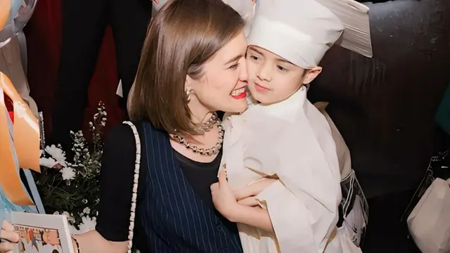 Potret Zenecka Anak Ganteng Carissa Puteri Lulus Preschool, Menggemaskan Kenakan Toga Putih