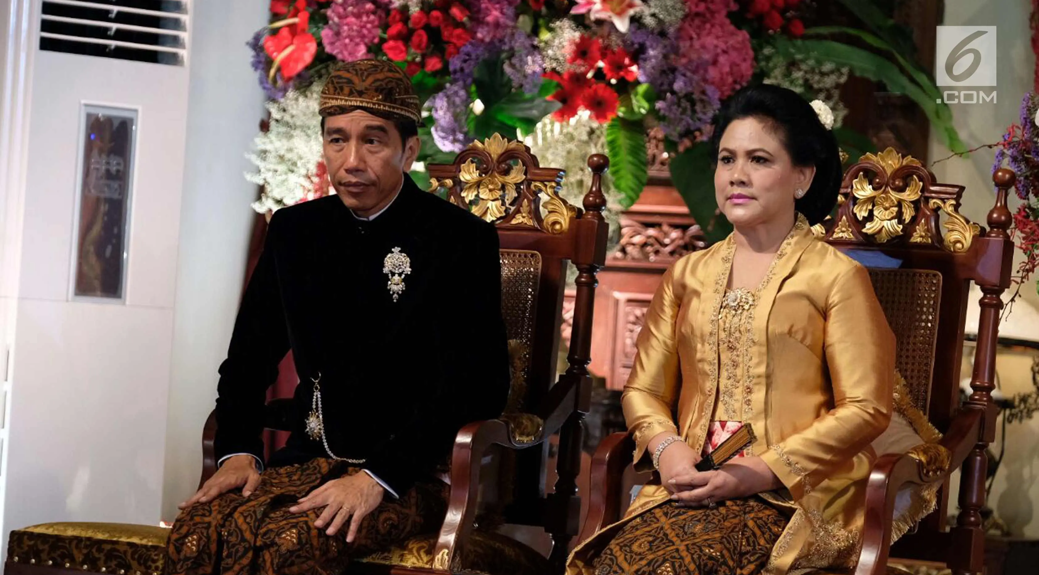 Presiden Joko Widodo bersama Ibu Negara Iriana berada di pelaminan setelah prosesi akad nikah Kahiyang Ayu dan Bobby Nasution di  Graha Saba Buana, Solo, Rabu (8/11). (Liputan6.com/Pool)