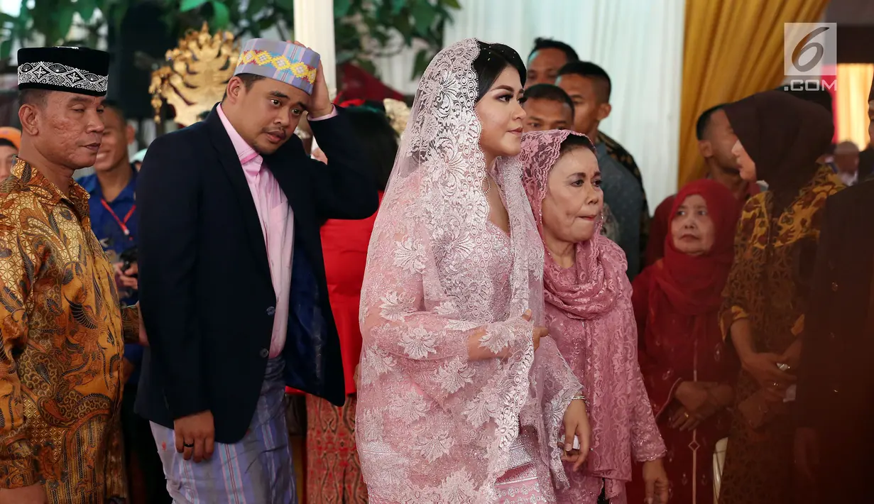 Kahiyang Ayu didampingin suaminya Bobby Nasution mengikuti prosesi pemberian marga di rumah Pamannya Bobby Nasution di Medan, Selasa (21/11). Kahiyang Ayu resmi menjadi Kahiyang Ayu Boru Siregar. (Liputan6.com/JohanTallo)