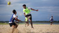 Felisianus Junius Rato Bate saat menyundul bola dalam sesi latihan terakhir Timnas Sepak Bola Pantai di Pantai Tanjung Benoa, pada Senin (13/3/2023).