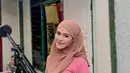 Istri Denny Caknan semakin terlihat menawan saat tampil berhijab. Bella terlihat begitu adem dengan hijab cokelat krem yang dipadupadankan dengan baju merah muda. Foto ini pun banjir like dan komentar dari netizen. (Liputan6.com/IG/bellabonita_r.a)