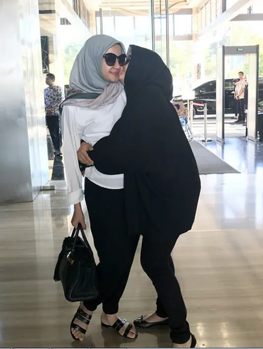 Setelah beberapa hari menghabiskan waktunya di Indonesia, Bella dan Emran mengunggah foto akan meninggalkan Indonesia untuk mengikuti suaminya. Suasana haru begitu terlihat dari diantarkan oleh keluarganya. (Instagram/laudyacynthiabella)