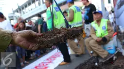 Relawan Saber menunjukkan alat yang mereka gunakan untuk menarik ranjau paku dari jalan, Jakarta, Minggu (7/8). Mereka menemukan 1,5 ton ranjau paku di sejumlah jalan di kawasan Jakarta. (Liputan6.com/Angga Yuniar)