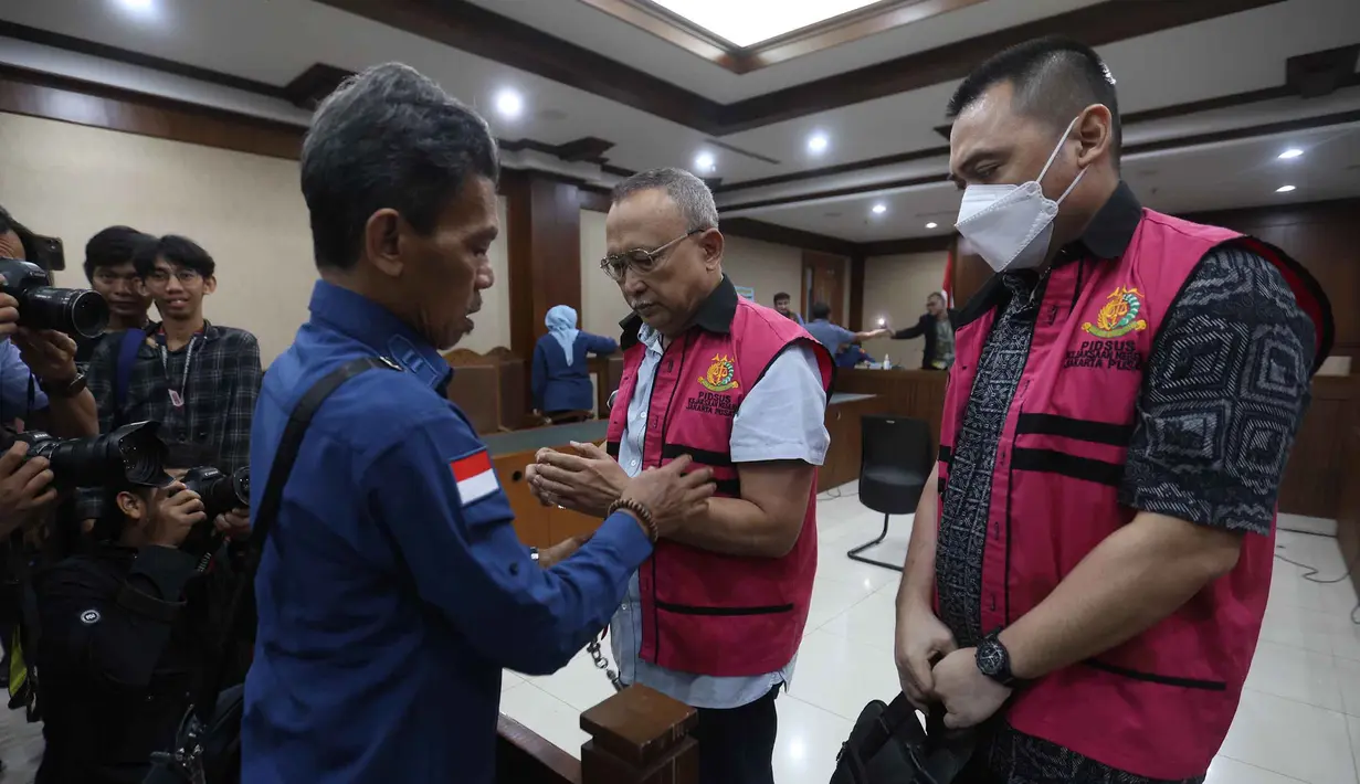 Sebagai informasi, terdapat dua hal yang diduga menjadi pokok permasalahan, yaitu terkait impor produk kilang atau bahan bakar minyak (BBM) serta terkait penjualan solar nonsubsidi. Tampak dalam foto, terdakwa kasus dugaan korupsi tata kelola minyak mentah, Hanung Budya Yuktyanta (tengah) bersama Martin Haendra Nata (kanan) usai mengikuti sidang pembacaan tuntutan di Pengadilan Tindak Pidana Korusi (Tipikor), Jakarta, Kamis (23/4/2026). (Kapanlagi.com/Budy Santoso)