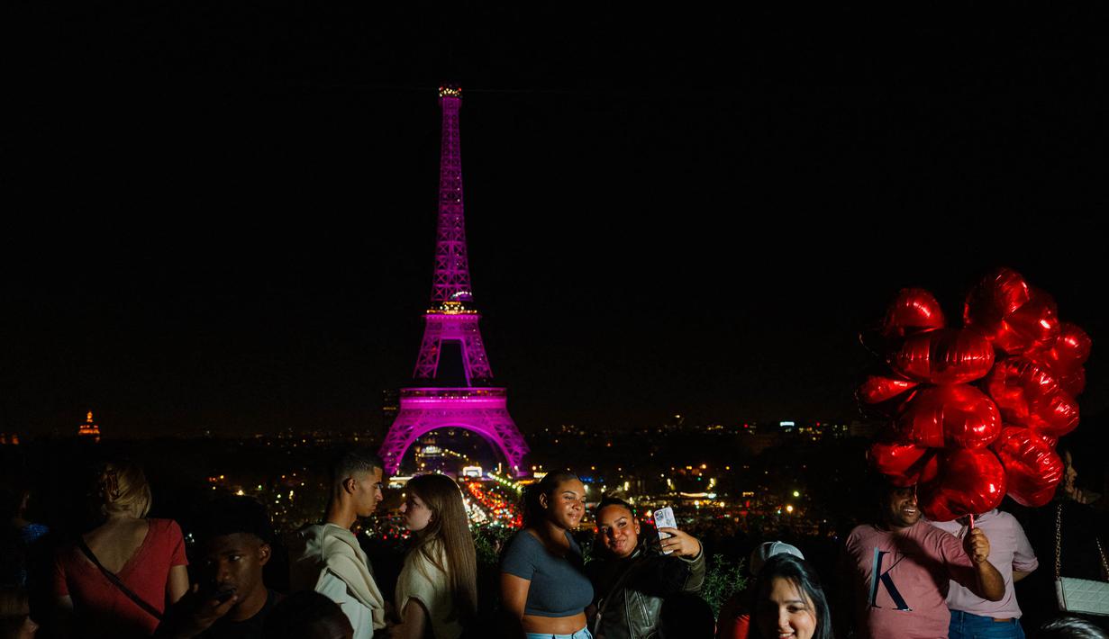 Hal ini untuk menandai peluncuran Pink October, atau Bulan Kesadaran Kanker Payudara. (Dimitar DILKOFF/AFP)