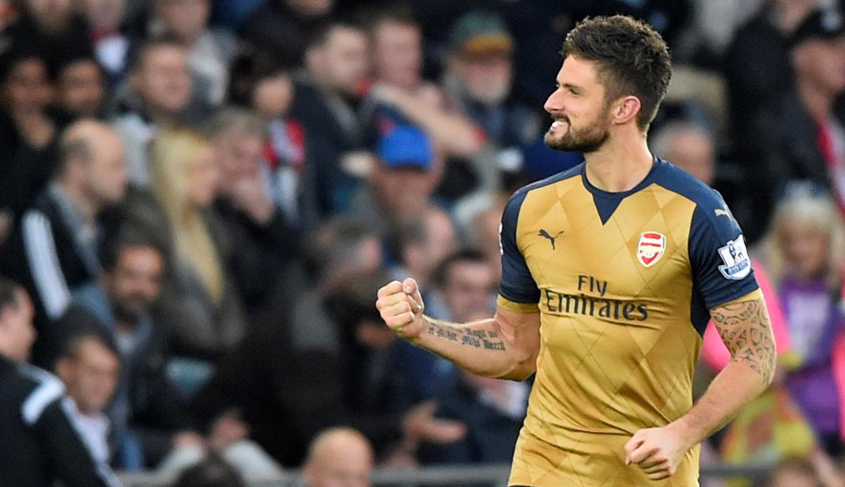 Selebrasi pemain Arsenal, Olivier Giroud, setelah mencetak gol ke gawang Swansea City dalam lanjutan Liga Premier Inggris di Stadion Liberty, Inggris, Sabtu (31/10/2015). (Reuters/Rebecca Naden)