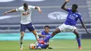 Pemain Leicester City Wilfred Ndidi (kanan) berebut bola dengan pemain Tottenham Hotspur Giovani Lo Celso pada pertandingan Premier League di Stadion Tottenham Hotspur, London, Minggu (19/7/2020). Tottenham Hotspur mencukur Leicester City 3-0. (Richard Heathcote/Pool Photo via AP)