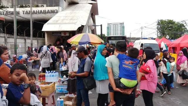Pedagang memadati trotoar di depan Stasiun Tanah Abang (Liputan6.com/Anendya Niervana)